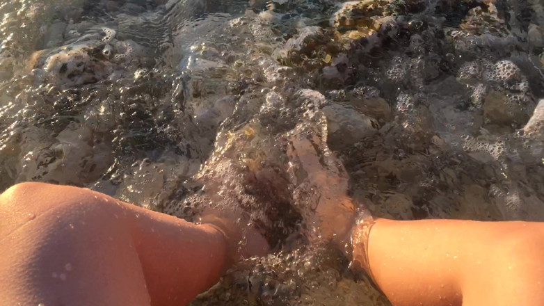 Risky Hairy Couple: Kaki saya di Laut Atas Batu