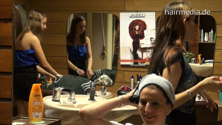 Hairsalon: Милфа Nicole в салоне моет волосы