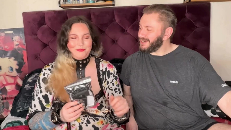 MissFFW: Kinky hoer unboxt haar selectie van nieuw speelgoed