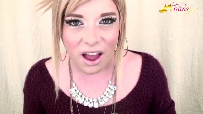 Trans and Cross-Dressers Feet: Transsexuală blondă Mallory și unghiile ei frumoase roz