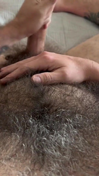 Furplay: POV Niezwykle owłosiony biseksualny niedźwiedź spuści się podczas pocierania swojego futrzastego ciała