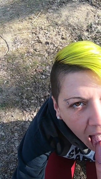 Pipe en plein air sur les lacs avec éjaculation dans la bouche et avalage