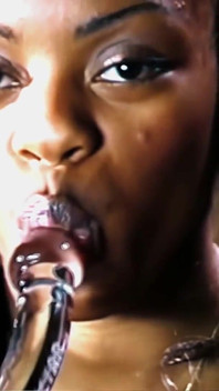 Lil baby dengan penuh gairah ngentot memeknya pakai dildo kaca