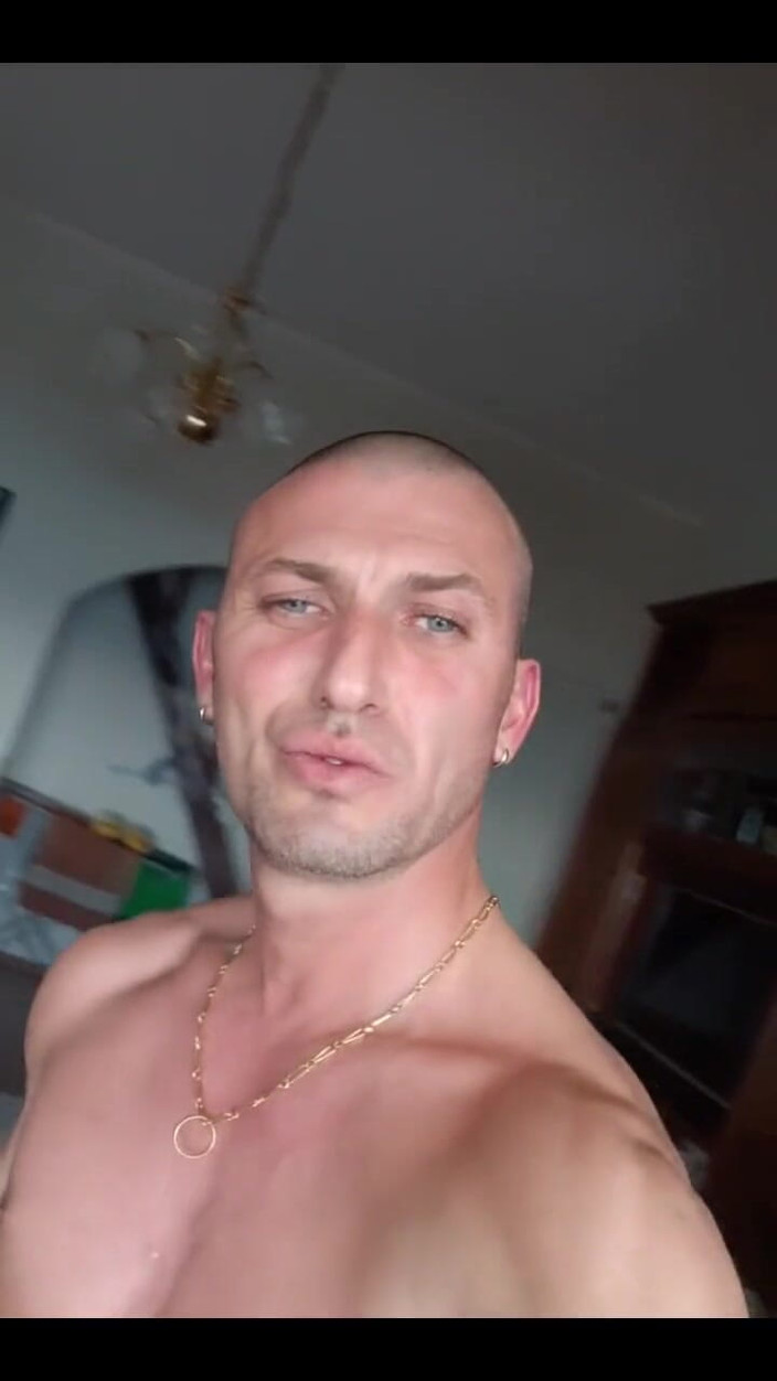 Boy jerking off: A casa da sola