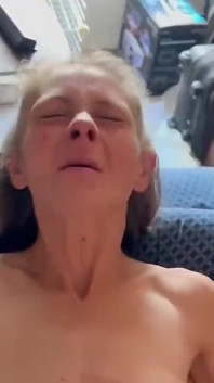 彼氏が外で待たされている間に痴女がファック