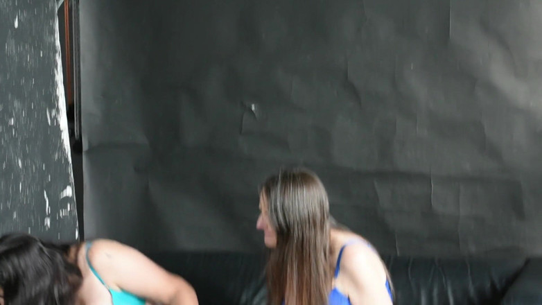 Lorelei: Dvě nezbedné sexy manželky zvou velké černé péro na hraní.