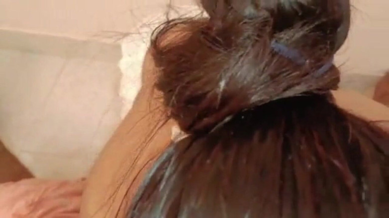 Kavita69: 当我的继妹独自在家时，我发现我的继妹在自慰，我用我的大黑屌帮助她射精，德西印度性爱视频彩信