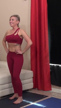 与瘦高熟女sofie marie和kaylynn Keys一起上女同瑜伽课
