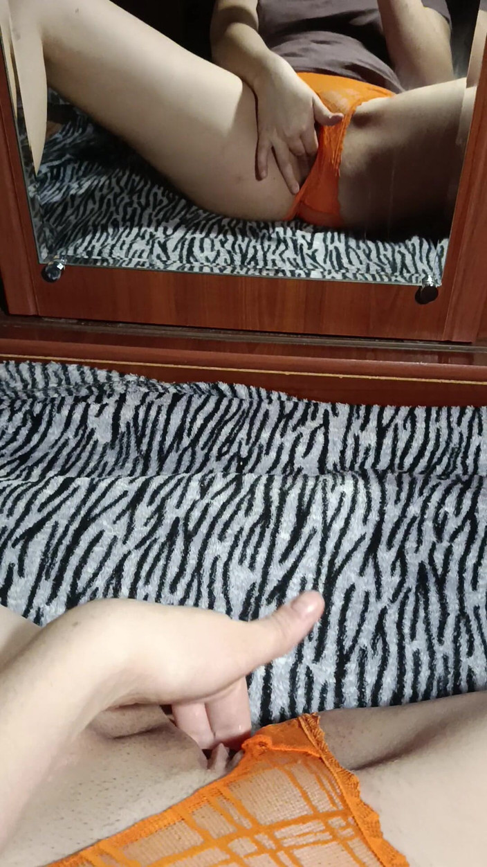 OniSoi: Домашня мастурбація перед дзеркалом, не знімаючи трусиків