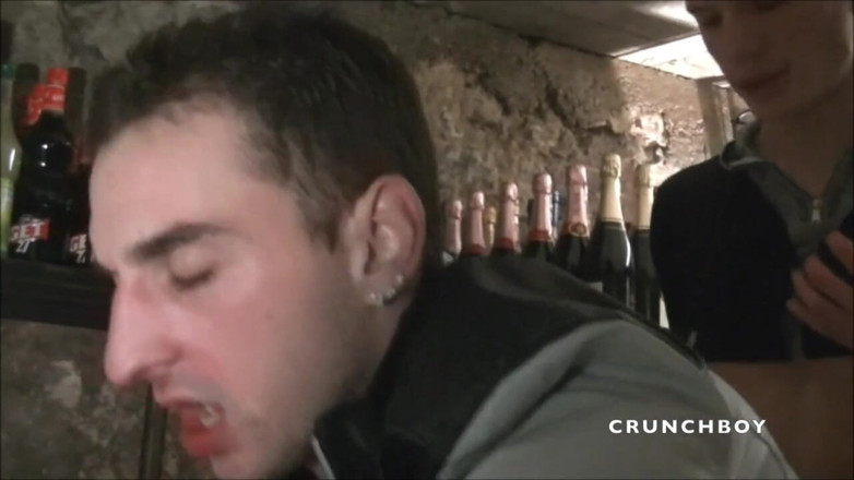 French Twinks Amator videos: Twink fodida pelo barman no restaurante de uniforme