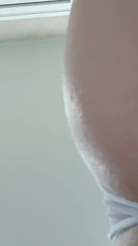 Ze spuite zo hard dat haar tieten pov met brunette meid schudden