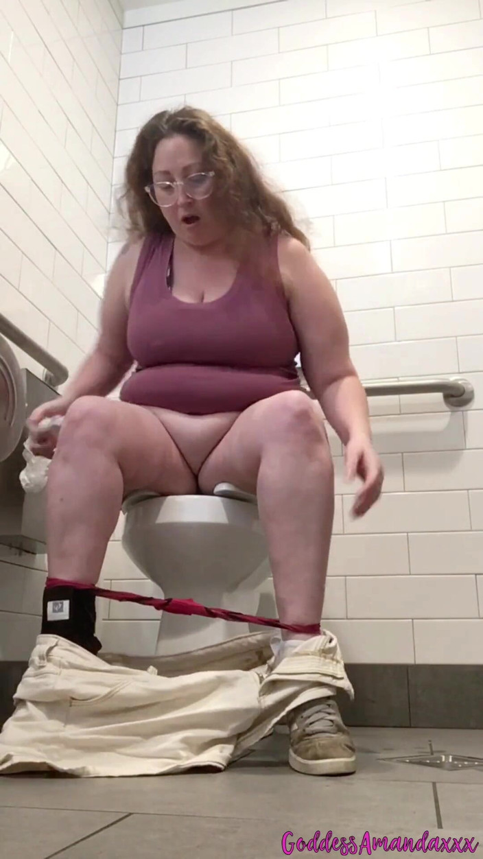 Goddess Amanda: Pisciare E Stuzzicarti Con Il Mio Culo Sexy Nei Bagni...