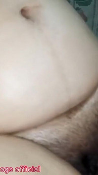 Netu chevauche un gode blanc desi et s’enfile dans la chatte
