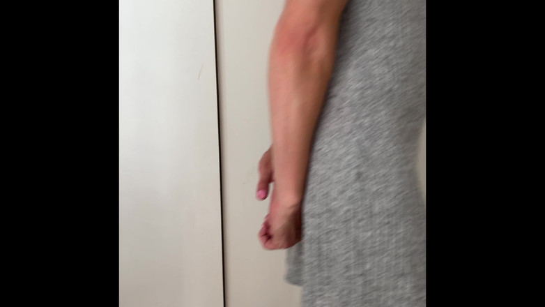 Kinky Princess: Femboy cross dresser modelando desajeitadamente roupas