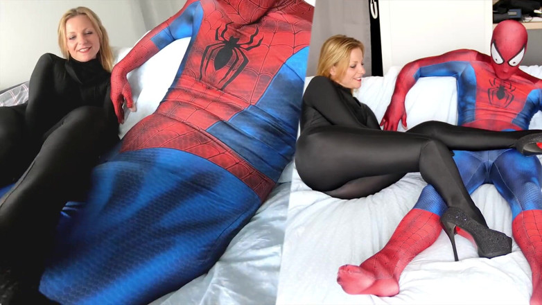 Nylon Xtreme: Natacha Guapa v plné černé zentai lycra kouření