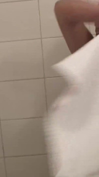 微胖女孩在浴室里啪