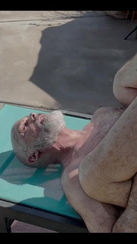 Papis papis hämmert mit Nate am pool