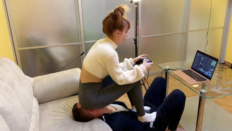 Petite Princesses Femdom: Gamer Kira i leggings använder sin stolsslav medan hon spelar