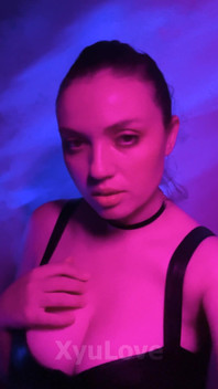 Xyulove Se Roztomile Pózuje Před Kamerou a Všem Svým Odběratelům Dává Jemný Polibek