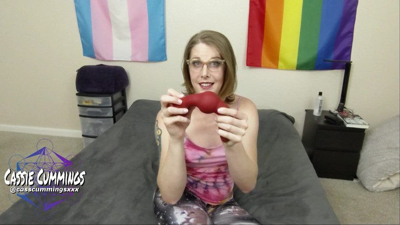 Cassie Cummings: Trans ragazza si scopa su un dildo
