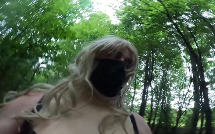 Jon Screcrow: Grote nep tieten travestiet Jon Scarecrow loopt over een landweggetje...
