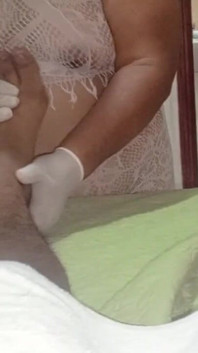 Volwassen masseuse raakt opgewonden als ze mijn lul ziet en trekt me af