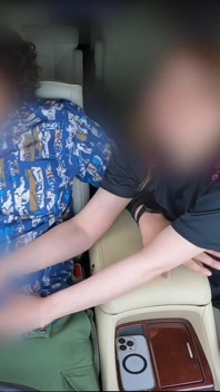 丈夫正在看比赛。一位已婚妇女匆忙在车里递交。