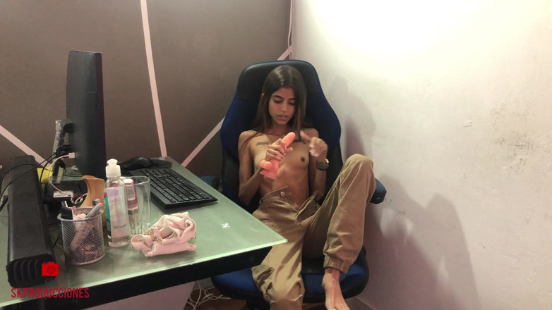 TUflacasex: 娇小的黑发女郎来到她的办公室工作，但第一次自慰非常富有