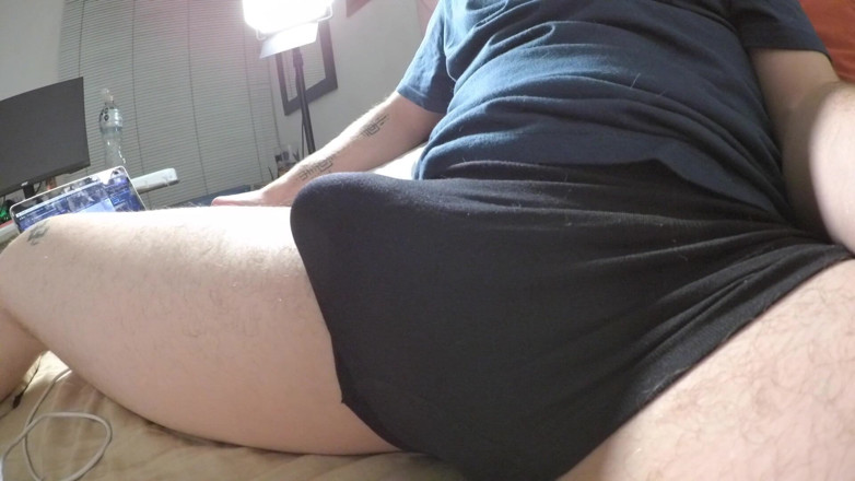 Tonny Maden: Tonny Maden est tellement excitée et magnifique. Une énorme bite vraiment...