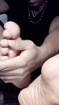 I Expose My Bright Male Soles (2025)