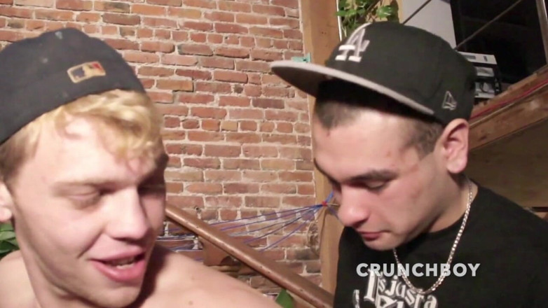 Crunch Boy: Îl fute fără prezervativ și îi place