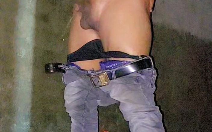 Sissy Bisexual: Kompilasi banci kencing di luar ruangan