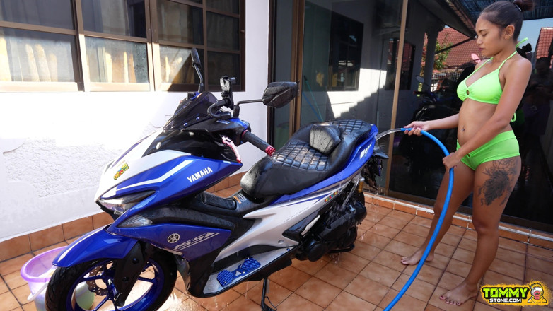 AsianSex: Heiße asiatische teen motorradwäsche nymphomanin creampie