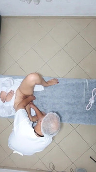 산부인과 의사는 아픈 환자의 엉덩이와 보지를 검사했고, 치료로 그는 그녀의 엉덩이에 들어왔다.