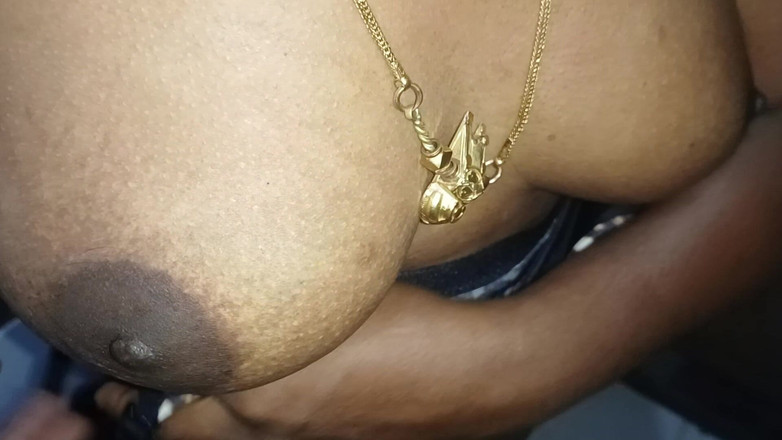 Hot Tamil Couple: Pertunjukan mandi isteri saya Saranya