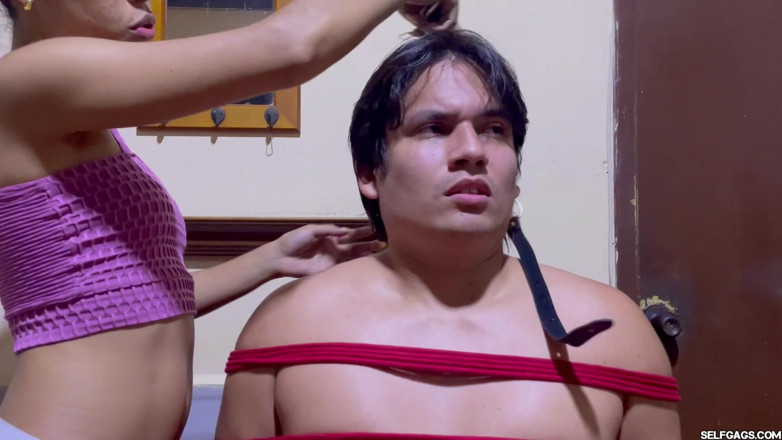 Selfgags femdom bondage: Külot yüzlü beta oğlan taşaklarını ağzına alıyor, sikiliyor ve mahvoldu