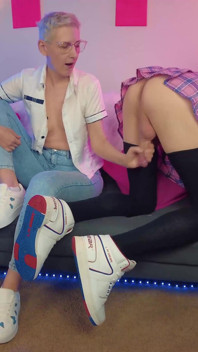Masturbación con la mano para linda femboy