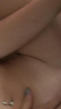 Goldie & Uma Jolie, tiener lesbiennes met een seksspeeltje, violette vibrator