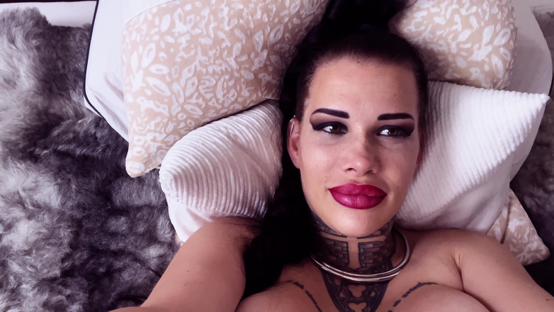 Miss Alessa Milano: Seins en silicone et sperme sur le ventre