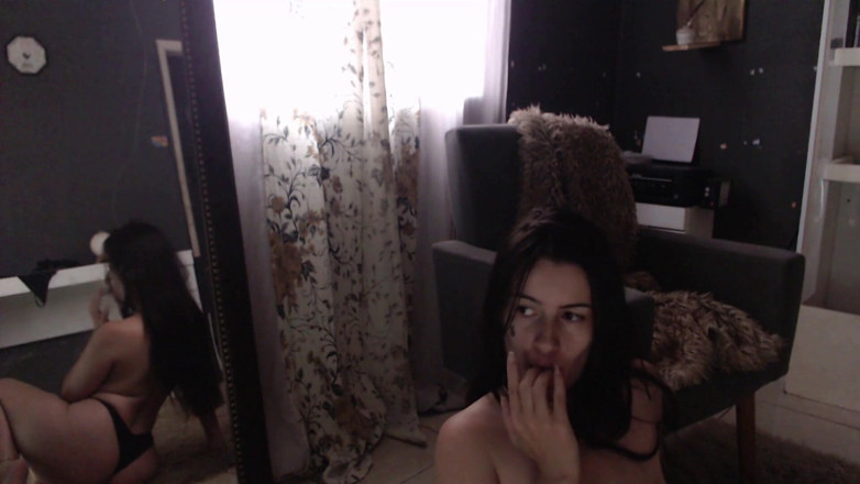 Electra Dominica: Linda Virgin masturbuje się podczas oglądania filmów pornograficznych