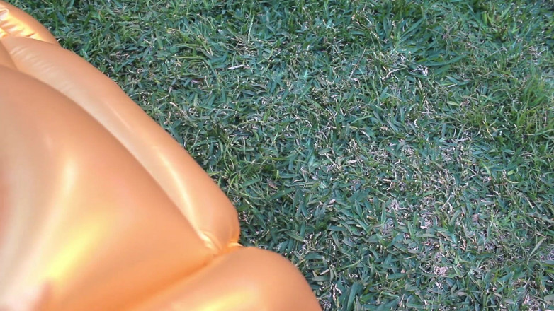 Inflatable Lovers: Pool air matress