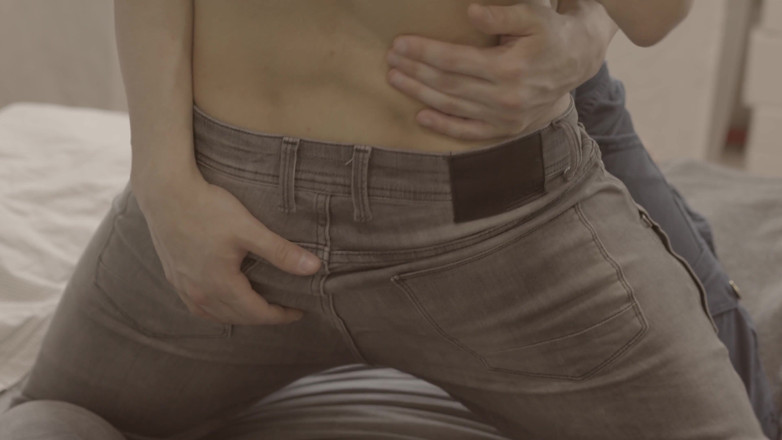 Gay Deluxe: Pohledný penis gay teen udeří zadek své milenky