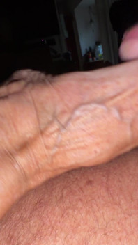 La matrigna ann lo lascia sborrare sui suoi piedi sexy