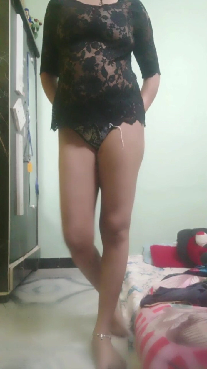 Desi_Tease_Queen: Siyah transparan üstlü ve külotlu Hintli kız - şeffaf azdırma