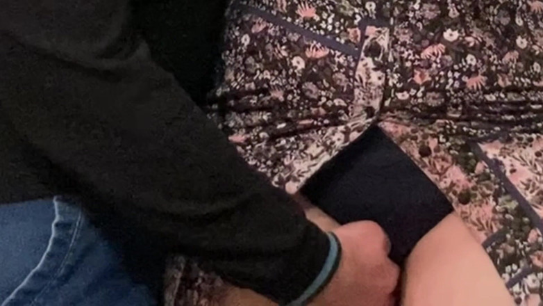 Niki studio: Sexy MILF bekommt ihre Klitoris in einer U-Bahn gerieben