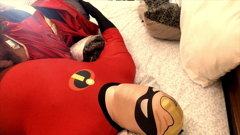 Carmen Angel: Supergirl vs. Mr Increíble: ¡No le digas a la señora Increíble!