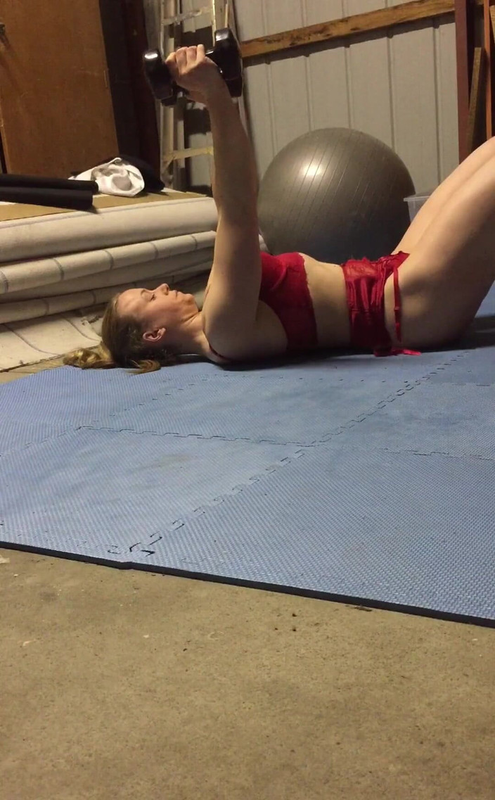 Michellexm: Dnešní cvičení Hrudní Muška a Tricepsy