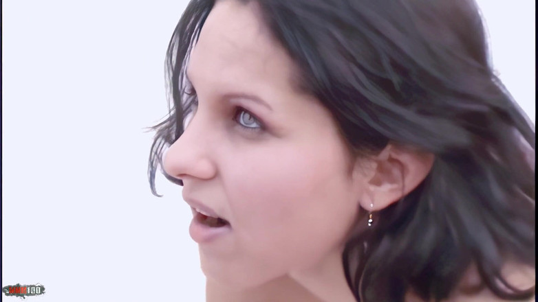 MMM100 Solo: Erika: Hezká drobná brunetka Erika se svléká na terase