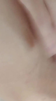 Bini MILF miang yang cantik Menghantar Video Kepada Suami Cuckoldnya Supaya Dia Boleh Melancap Di Tandas Pejabat
