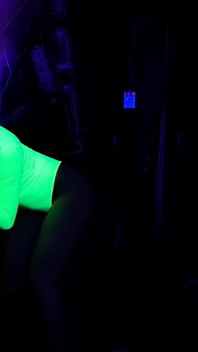 Heiße MILF in Neon body liebt es, im dunkeln zu ficken